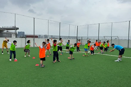 Giờ học bóng đá của học sinh Trường tiểu học Chu Văn An (Tây Hồ, Hà Nội).