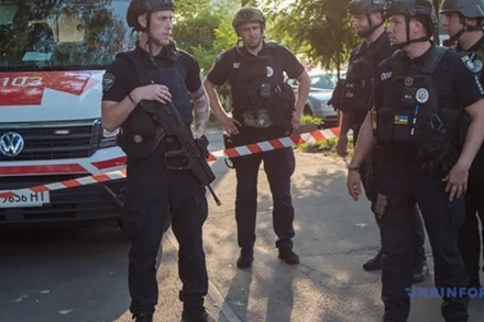 Cảnh sát Ukraine tại khu vực xảy ra vụ nổ. (Nguồn: Ukrinform/TTXVN)