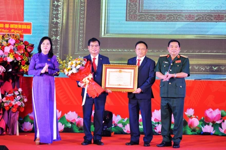 Trao Bằng khen của Thủ tướng Chính phủ tặng Đảng bộ, quân và dân huyện Ba Tơ.