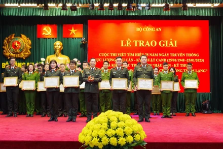 Trao giải cho các tác giả đạt giải trong cuộc thi.