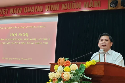 Đồng chí Nguyễn Văn Thể, Ủy viên Trung ương Đảng, Bí thư Đảng ủy Khối thông tin nhanh kết quả Hội nghị Trung ương 8, khóa XIII.