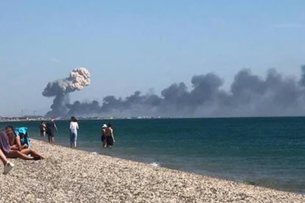 Cột khói bốc lên sau vụ nổ trên bán đảo Crimea ngày 9/8/2022. (Ảnh: Kyiv Post/ TTXVN)