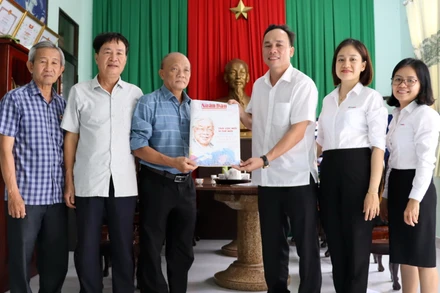 Đại diện Công ty trách nhiệm hữu hạn một thành viên điện lực Đồng Nai và Văn phòng đại diện Báo Nhân Dân tại Đồng Nai trao Báo Nhân Dân Xuân Quý Mão cho Hội Cựu chiến binh tỉnh Đồng Nai.