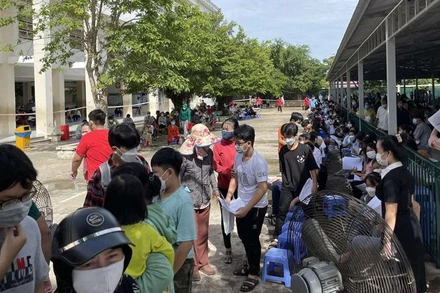 Học sinh tiêm vaccine phòng Covid-19 tại điểm Trường Trung học cơ sở Bình Chánh, huyện Bình Chánh trong ngày 1/8.