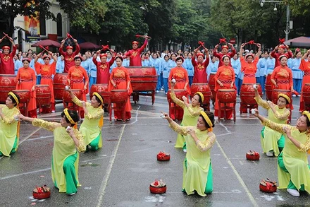 Màn đồng diễn của hơn 2.000 hội viên Hội Sức khỏe ngoài trời người trung, cao tuổi thành phố Hà Nội.