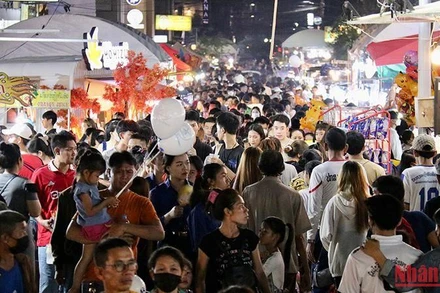 Mỗi ngày có hàng nghìn người dân thủ đô Vientiane đổ về khu vực diễn ra lễ hội. (Ảnh: TRỊNH QUỐC DŨNG)