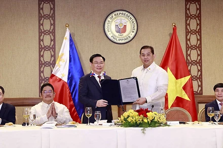 Chủ tịch Hạ viện Martin Romualdez trao Nghị quyết số 571 về tăng cường hợp tác giữa Philippines và Việt Nam với việc thành lập Nhóm Nghị sĩ hữu nghị. Philippines-Việt Nam cho Chủ tịch Quốc hội Vương Đình Huệ (năm 2022). (Ảnh tư liệu: TTXVN)