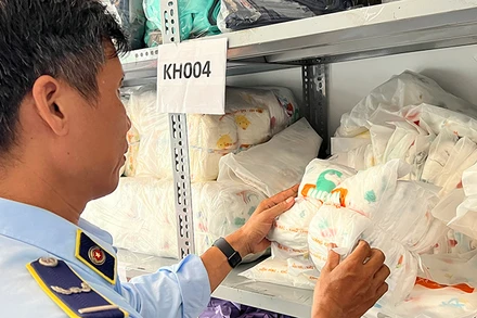 Lực lượng chức năng kiểm tra lô hàng hóa sản phẩm đồ chơi trẻ em. (Ảnh: Cục Quản lý thị trường Thành phố Hồ Chí Minh)