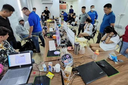 Cơ quan Công an khám xét nơi làm việc của các đối tượng trong đường dây cho vay lãi nặng.