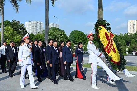 Tưởng nhớ các bậc tiền bối cách mạng, Anh hùng liệt sĩ tại nghĩa trang Mai Dịch