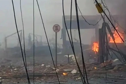 Khi rơi, chiếc máy bay bị nạn va chạm với ống khói của một ngôi nhà 2 tầng trước khi đâm vào một cửa hàng nội thất và bốc cháy. (Nguồn: DW/TTXVN)