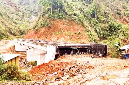 Cầu Ván trên tuyến ĐH2 nối xã Phước Công đi xã Phước Lộc thi công dở dang.