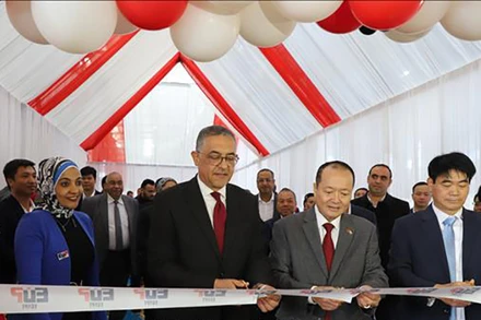 Đại sứ Việt Nam tại Ai Cập Nguyễn Huy Dũng và Chủ tịch Cơ quan Quản lý Đầu tư và Các khu chế xuất Ai Cập Hossam Heiba cắt băng khánh thành Nhà máy EuP Egypt. (Ảnh: TTXVN)