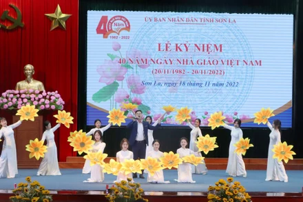 Văn nghệ chào mừng 40 năm Ngày nhà giáo Việt Nam.