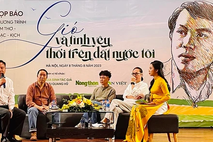 Ê-kip thực hiện chương trình chia sẻ thông tin về đêm thơ nhạc kịch.