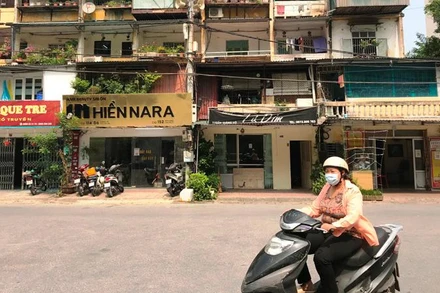 Chung cư cũ trên địa bàn quận Ba Đình. (Ảnh: NGỌC ANH)