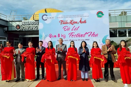 Các đại biểu thực hiện nghi thức khai mạc triển lãm.