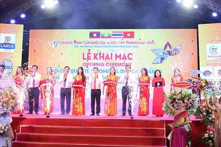 Cắt băng khai mạc Hội chợ.