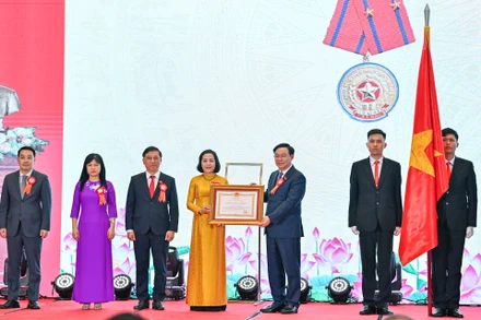 Chủ tịch Quốc hội Vương Đình Huệ trao Huân chương Lao động hạng Nhì cho Ban Công tác đại biểu.