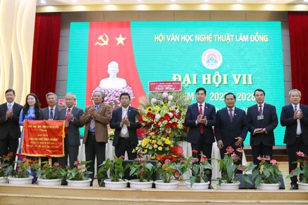 Lãnh đạo tỉnh Lâm Đồng trao bức trướng và lẵng hoa chúc mừng đại hội.