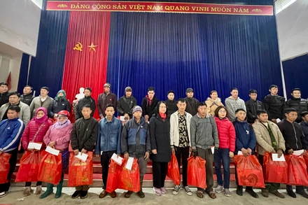 Trao tặng quà Tết tại xã Lùng Phình (huyện Bắc Hà, tỉnh Lào Cai).