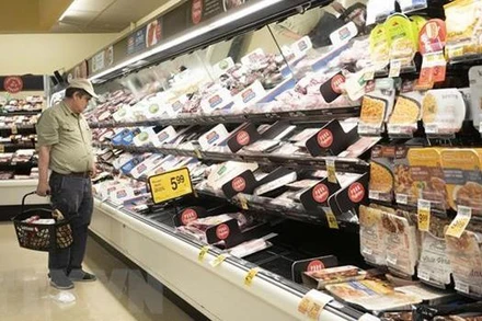 Người dân mua sắm tại một siêu thị ở Millbrae, bang California, Mỹ ngày 10/8/2022. (Ảnh: THX/TTXVN)