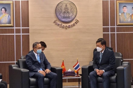 Đại sứ Phan Chí Thành trao đổi với Tỉnh trưởng tỉnh Udon Thani Wanchai Kongkasem.