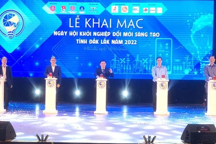 Đại diện lãnh đạo Trung tâm đổi mới sáng tạo quốc gia và Ủy ban nhân dân tỉnh Đắk Lắk ấn nút khai mạc Ngày hội Khởi nghiệp đổi mới sáng tạo tỉnh Đắk Lắk năm 2022.