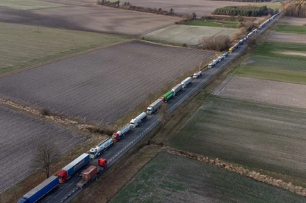 Xe tải xếp hàng dài tại cửa khẩu biên giới Ba Lan-Ukraine tại Hrebenne, Ba Lan, ngày 27/11. (Ảnh: PAP/TTXVN)