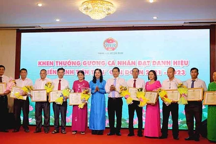 Lãnh đạo Hội Nông dân Thành phố Hồ Chí Minh biểu dương các cá nhân đạt danh hiệu “điển hình tiên tiến” giai đoạn 2021-2023.