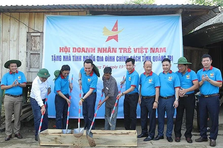 Phó Chủ tịch Hội Liên hiệp Thanh niên Việt Nam, Chủ tịch Hội Doanh nhân trẻ Việt Nam Đặng Hồng Anh (thứ tư từ trái sang) và đại diện các đơn vị liên quan khởi công Nhà tình nghĩa tặng gia đình chính sách tại tỉnh Quảng Trị.