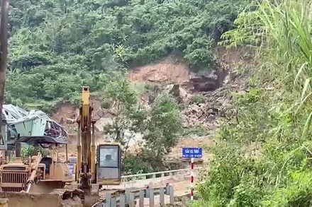 Nổ mìn phá đá trên mặt bằng Nhà máy Thủy điện Kà Tinh 1.