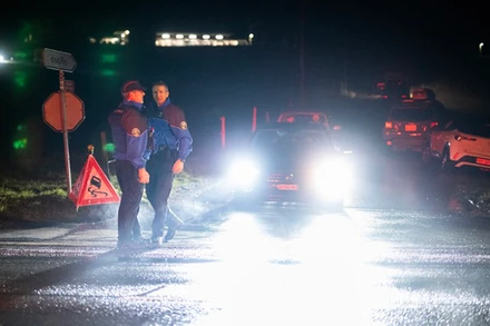 Cảnh sát Thụy Sĩ phong tỏa hiện trường một vụ việc xảy ra ở Essert-Sous-Champvent, ngày 8/2/2024. (Ảnh: AFP/TTXVN)