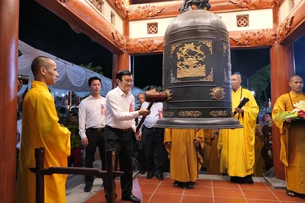 Nguyên Chủ tịch nước Trương Tấn Sang thỉnh chuông tại Đền thờ các Anh hùng, liệt sĩ trước khi diễn ra lễ cầu siêu.