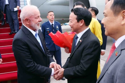 Bộ trưởng Nông nghiệp và Môi trường Đỗ Đức Duy đón Tổng thống Brazil Luiz Inácio Lula da Silva tại Sân bay quốc tế Nội Bài, Hà Nội. (Ảnh: TTXVN)