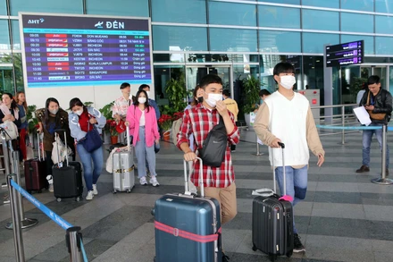 Khách du lịch quốc tế đến Sân bay quốc tế Đà Nẵng. (Ảnh: ANH ĐÀO)