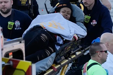 Một nạn nhân của vụ xả súng. (Nguồn: TTXVN/AP)