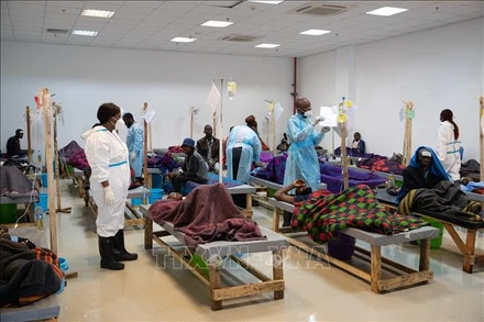 Nhân viên y tế chăm sóc bệnh nhân mắc bệnh tả tại bệnh viện ở Lusaka, Zambia. (Ảnh: THX/TTXVN)