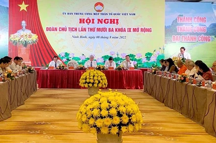 Quang cảnh Hội nghị lần thứ 13, đoàn Chủ tịch Ủy ban Trung ương Mặt trận Tổ quốc Việt Nam.