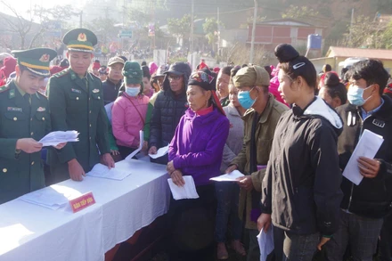 Bà con nhân dân đến thăm khám tại trung tâm xã Phiêng Pằn.