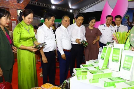 Các đại biểu tham quan các gian hàng tại hội chợ.