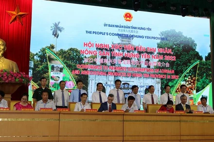 Đại diện tập đoàn Central Retail (giữa) ký kết Thỏa thuận hợp tác (MOU) với các doanh nghiệp, hợp tác xã trên địa bàn Hưng Yên.