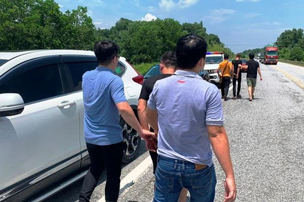 Bắt giữ các đối tượng người Việt Nam đưa người nhập cảnh trái phép, trên cao tốc Lào Cai-Nội Bài.