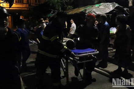 Nạn nhân vụ cháy được đưa đi cấp cứu. (Ảnh: nhandan.vn)