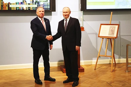 Tổng thống Nga V.Putin (phải) gặp gỡ Đặc phái viên Mỹ Steve Witkoff tại Moscow. Ảnh: REUTERS