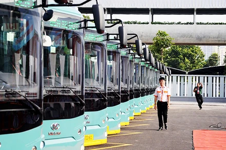 Xe bus điện kết nối tuyến metro số 1 được đưa vào hoạt động. 