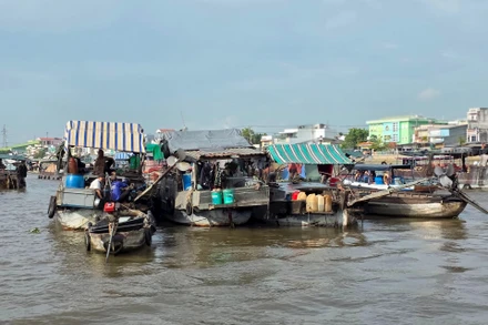 Dựa vào nhau để cùng “nổi”.