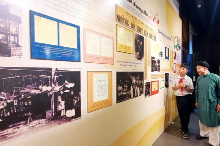 Tìm hiểu về Tết Trung thu xưa tại Trung tâm giao lưu văn hóa phố cổ.