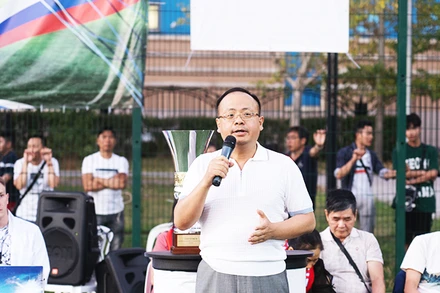 Ông Đỗ Xuân Hoàng phát biểu ý kiến tại Lễ bế mạc giải bóng đá cộng đồng người Việt tại Nga năm 2022.