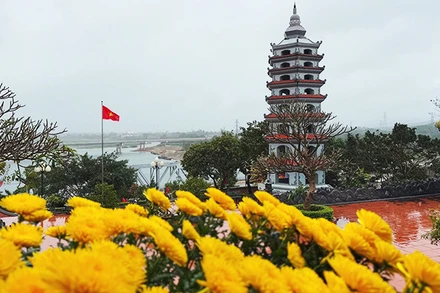 Đền tưởng niệm Liệt sĩ Trường Sơn bến phà Long Đại.